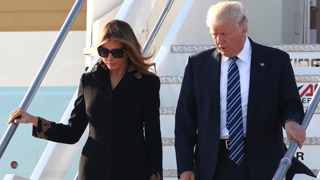 Во время выхода из самолета в Риме супруга президента США проигнорировала поданную им руку.