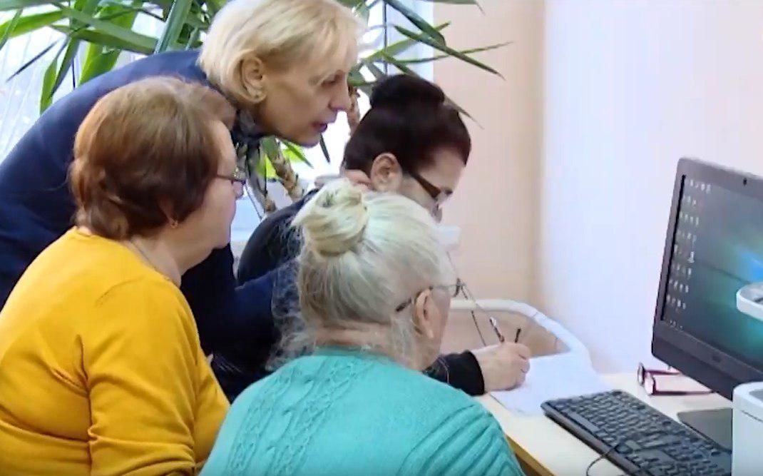Пенсионеры учатся работе на компьютере, чтобы общаться с детьми и внуками.