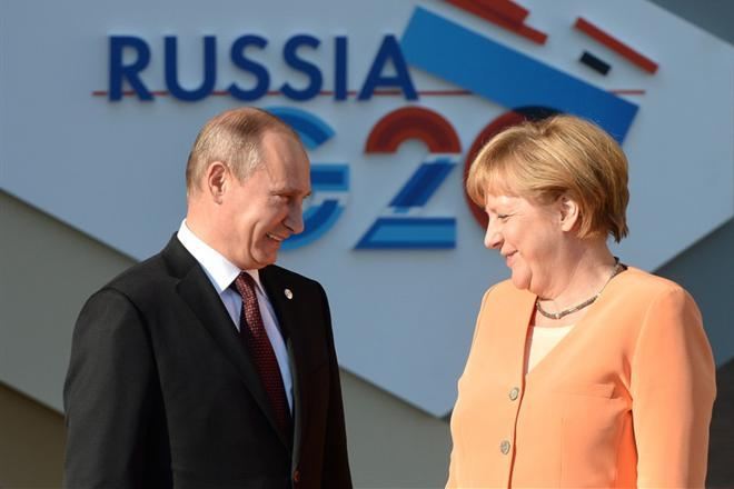 În același timp, Merkel a subliniat că nimeni în Europa nu vrea să întrerupă dialogul cu Moscova.