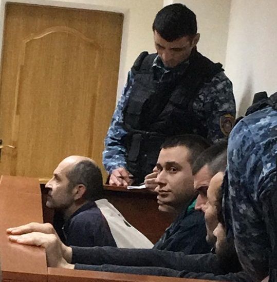 Подозреваемых в групповом изнасиловании двух девушек доставили в суд.
