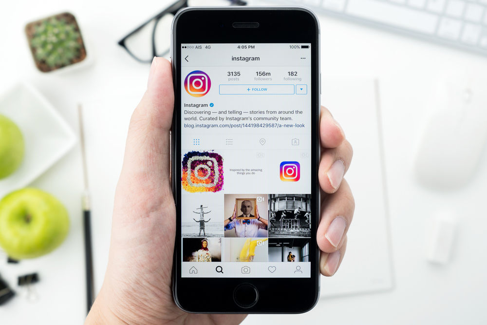 Instagram начал тестировать собственный мессенджер. Фото: Shutterstock