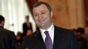 Uneltirea disimulată împotriva noului prim-ministru a început chiar înaintea căftănirii noului „prim”.