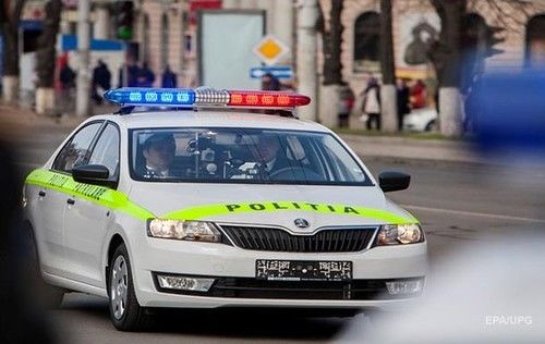 По словам патрульных инспекторов, автомобиль с дипломатическими номерами подрезал полицейскую машину.