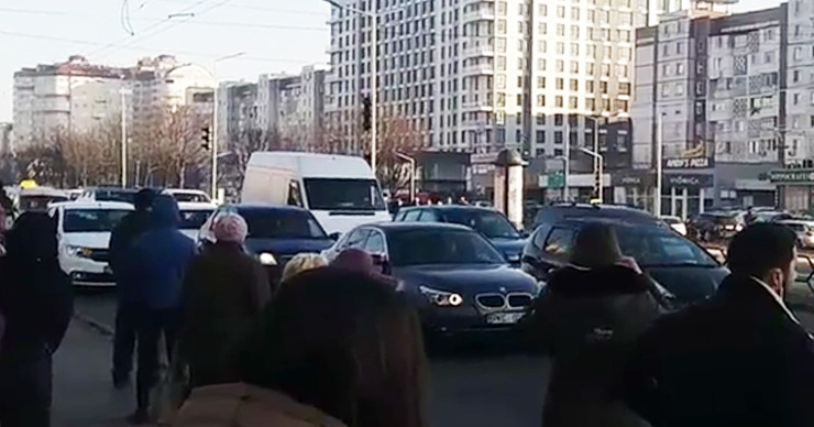 На улицах столицы образовались длинные пробки.
