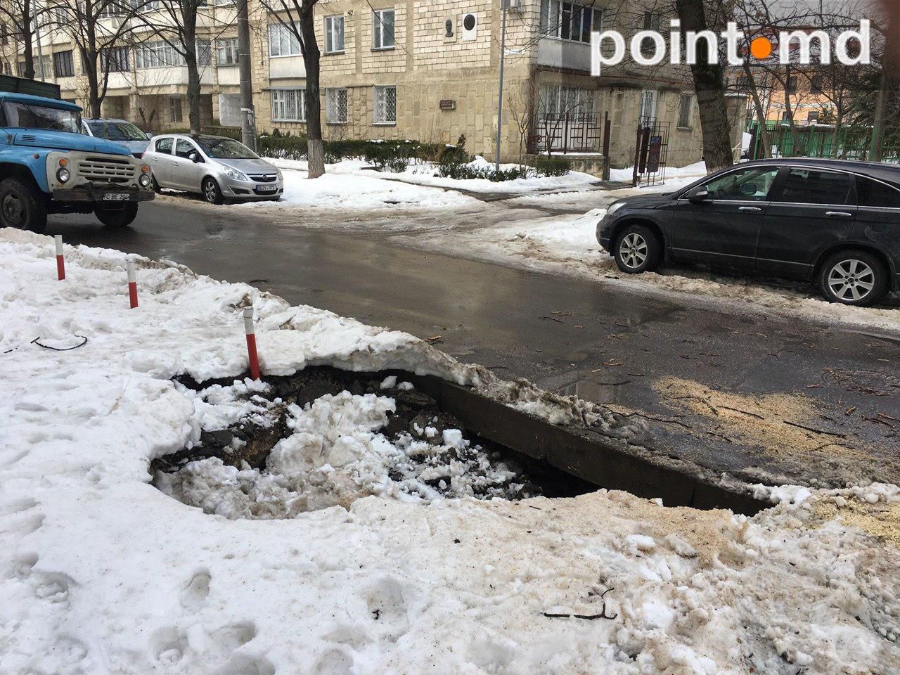 Un crater imens a apărut astăzi lângă sediul Partidului Liberal. 