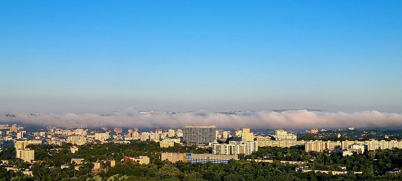 Дождливый день с грозами завершает рабочую неделю в Молдове.