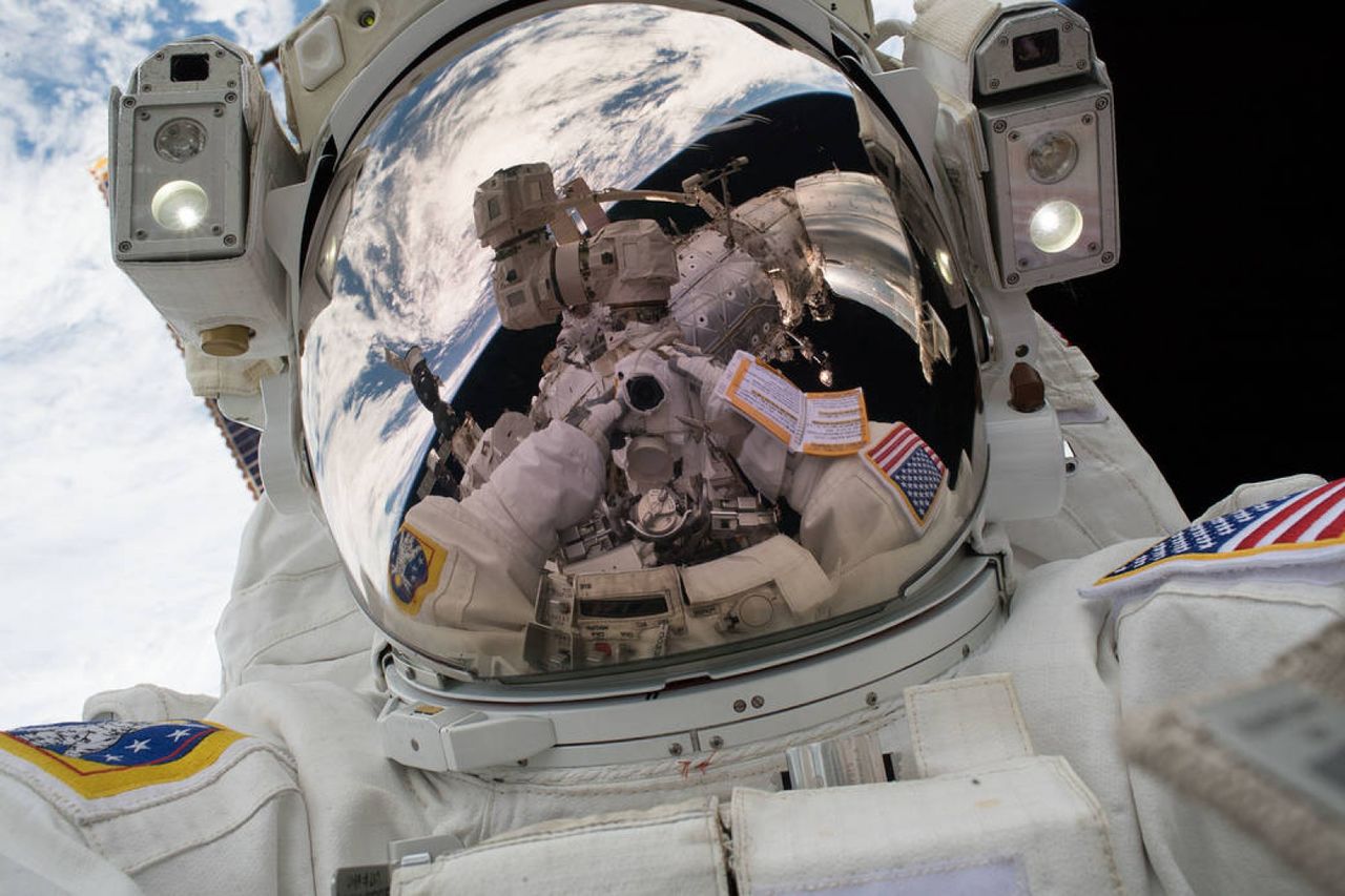 NASA a publicat un selfie spațial, făcut de un astronaut în spațiu