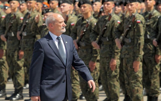 Ministrul polonez al Apărării, Antoni Macierewicz, în inspecţie. Foto: EPA 