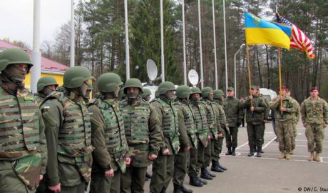 În vestul Ucrainei au loc manevre militare ucraineano-americane. Militarii americani vor antrena Garda Naţională a Ucrainei. Kremlinul spune însă că sosirea militarilor SUA ar putea destabiliza situaţia în estul ţării.