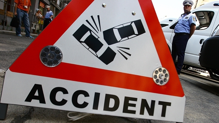 Trei maşini s-au ciocnit în această-după amiază, chiar sub privirile poliţiştilor.