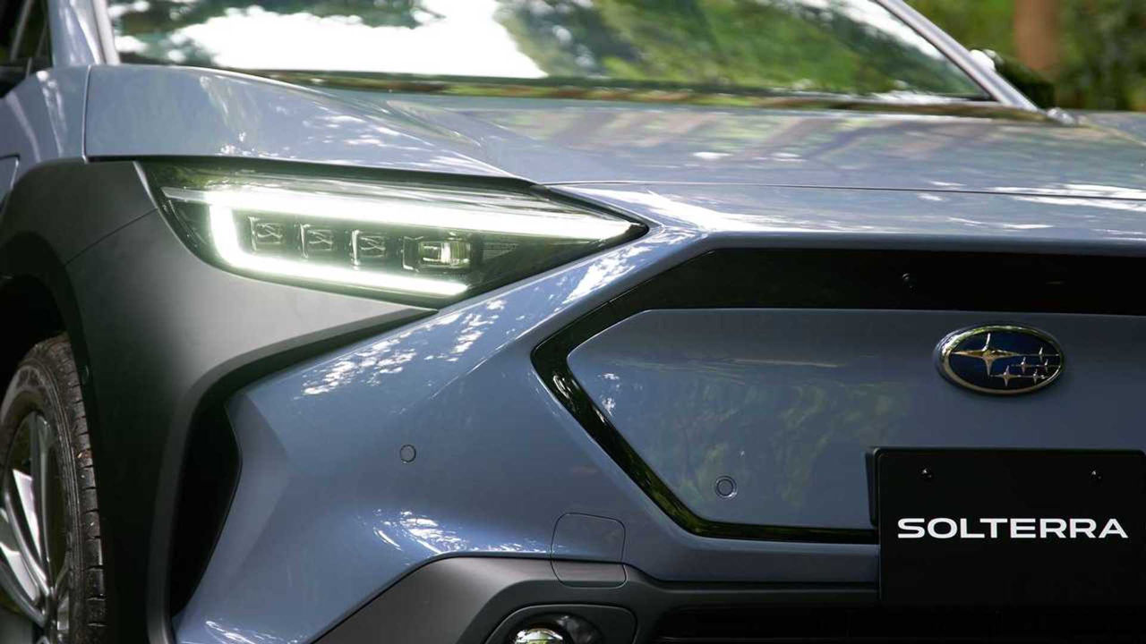 Электрокроссовер Subaru Solterra прошел лосиный тест и тест на слалом.