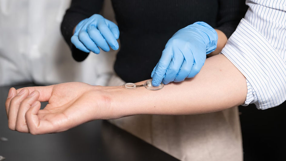 Ученые создали "умную" повязку для ран, выделяющую антибиотики при наличии бактерий.