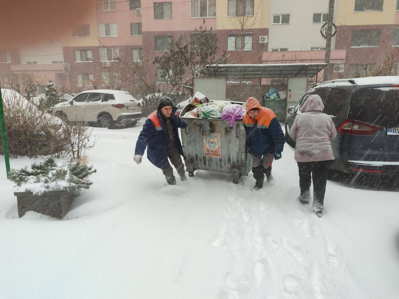 В Кишиневе из-за снегопада возникают затруднения при вывозе мусора.