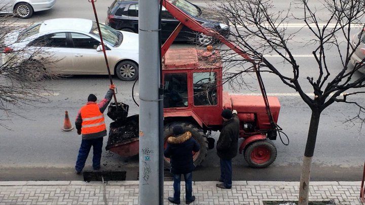 Primaria a început să curețe canalizarea din Capitală.