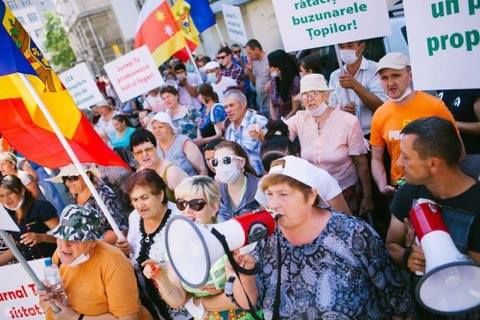 Orheienii au protestat, recent, mai multe zile la rând, şi în faţa sediului postului de televiziune Jurnal TV.