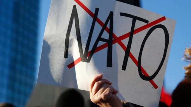 Участники интернациональной антивоенной манифестации прошли маршем по улицам Цюриха.