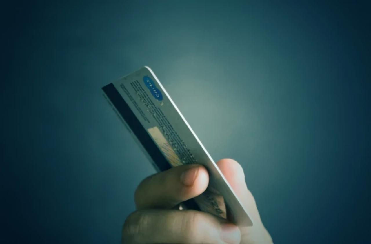 Только 50% молдаван расплачиваются банковскими картами за покупки в Интернете.