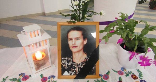 В школе, где работала погибшая беременная женщина, объявили траур.