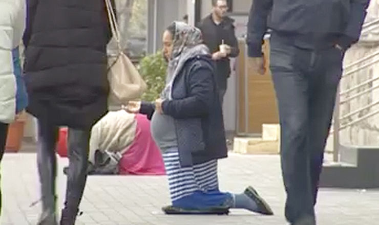 Este însărcinată cu al treilea copil și cerșește zilnic în stradă