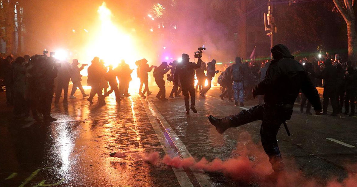 В Тбилиси водометами разогнали проевропейских протестующих под парламентом.