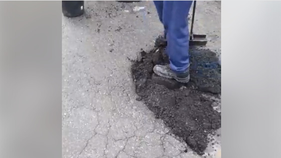 Видео ремонта дорог было размещено в социальной сети.
