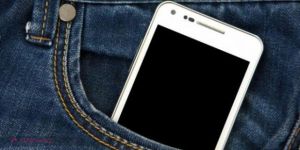 Obiceiul de a ţine telefonul în buzunar este unul care îi poate costa foarte scump pe bărbaţi.Foto: a1.ro