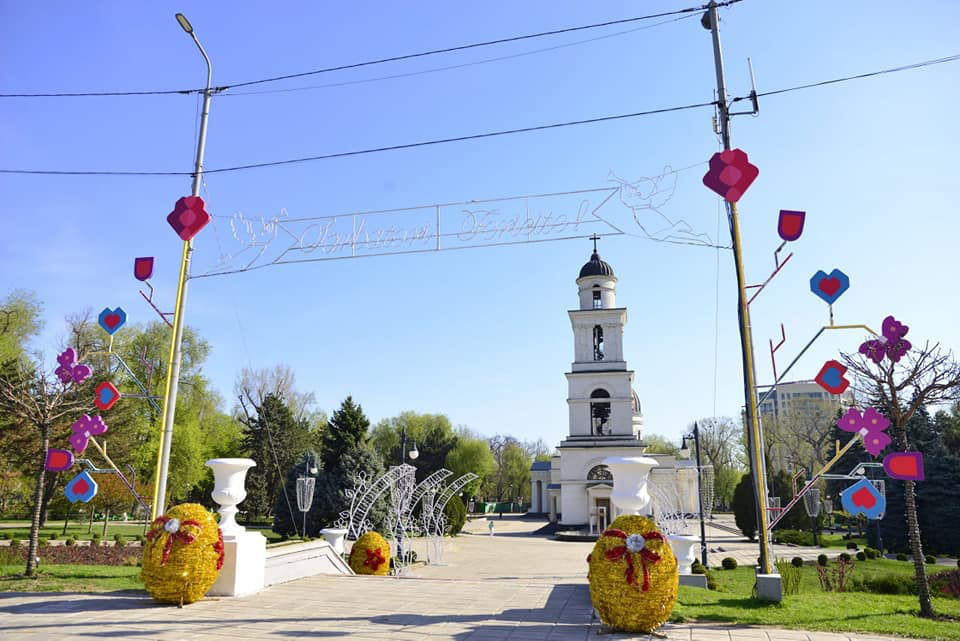 Центр Кишинева украсили к пасхальным праздникам.
