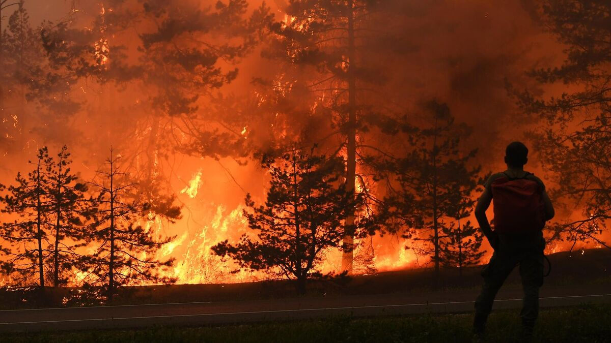 Sute de persoane, evacuate din cauza unui incendiu forestier major în Spania.