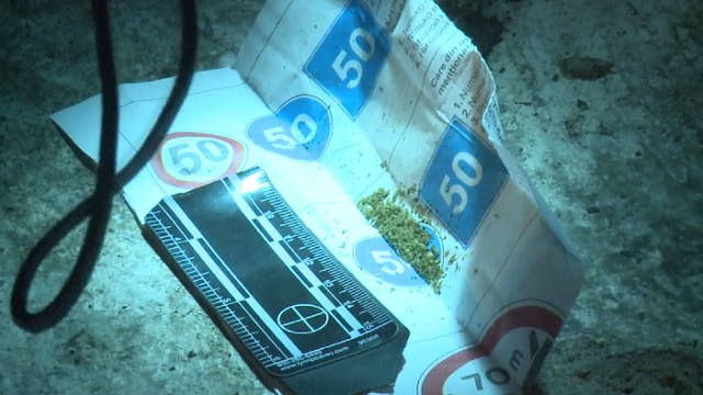 Consumau droguri chiar în fața polițiștilor. Foto: prime.md