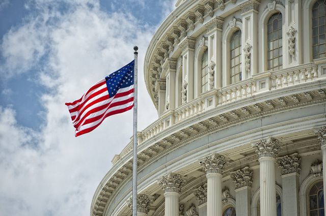 Белый дом и Конгресс договорятся о повышении потолка госдолга до конца июля.