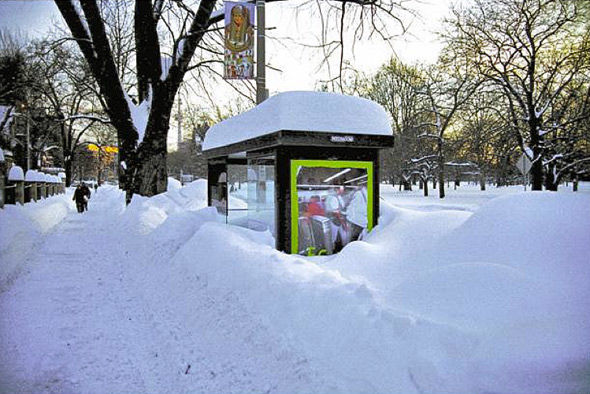 Свыше 400 авиарейсов отменены в аэропорте канадского города Торонто из-за сильного снегопада.