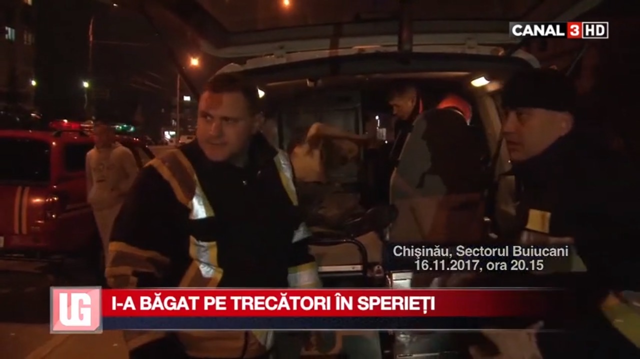 Бездомный мужчина напугал прохожих после падения в канализацию.