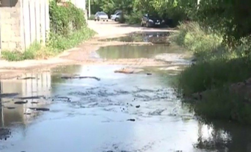 По словам очевидца, прорыв произошел 23 июля в 08:00, но никто из Apă-Canal так и не пришел, чтобы устранить неполадку.