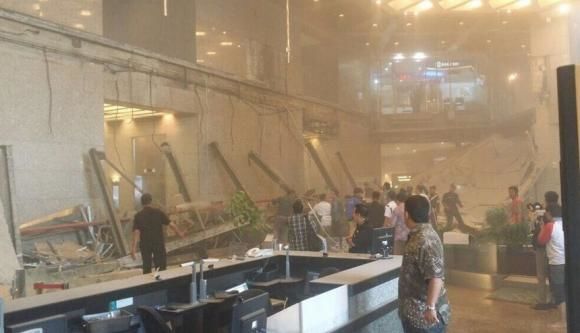 Un tavan al Bursei din Jakarta s-a prăbuşit.