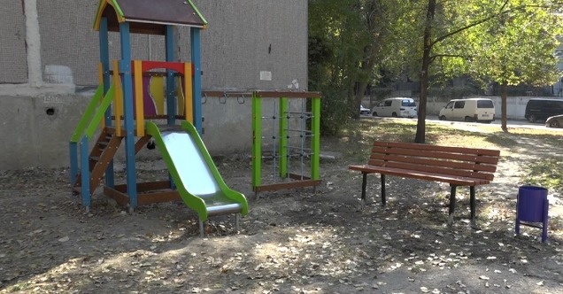 К концу года во всех микрорайонах города появятся около 600 скамеек.  