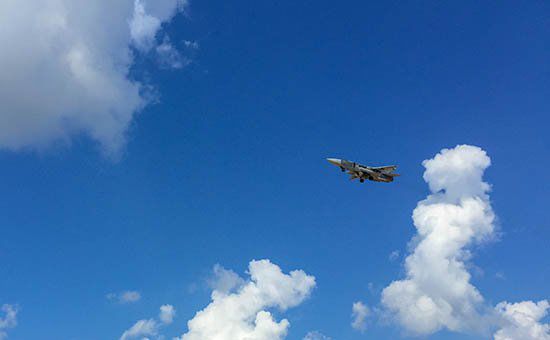 Российский самолет Су-24 садится на авиабазе Хмеймим в Сирии. Фото: РИА Новости