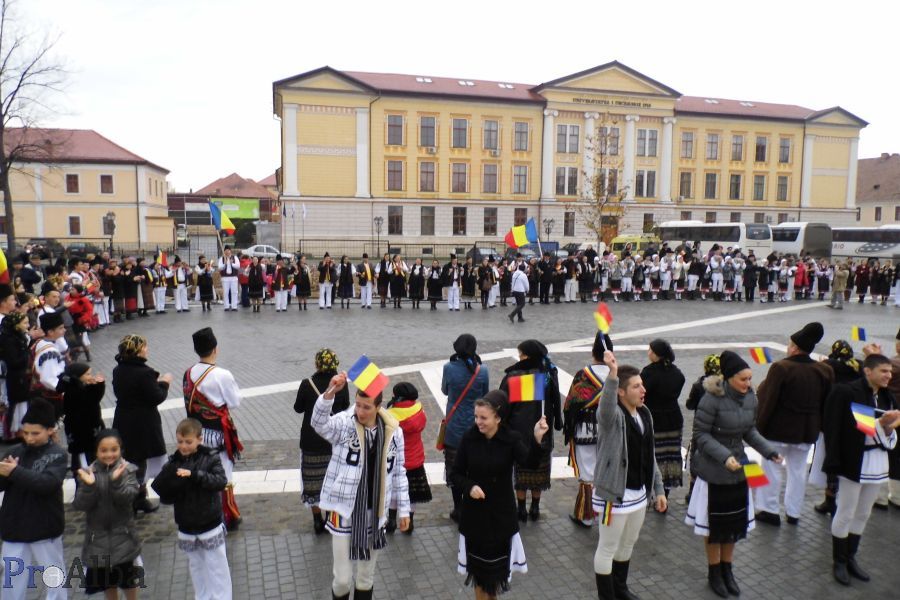  Zeci de români şi basarabeni s-au prins în Hora Unirii, la Alba Iulia
