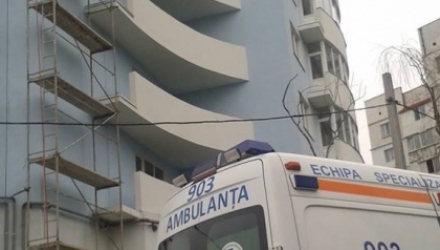 Deocamdantă nu se știe dacă scândura a căzut sau a fost scăpată de unul dintre constructori.