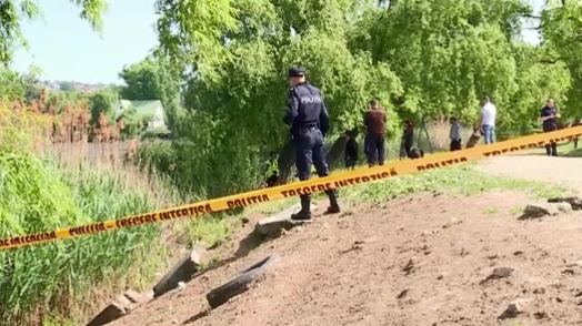 Обезглавленное тело девушки было найдено в сумке на берегу водоема в Гратиештах.