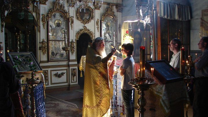 Румынская православная церковь отказалась на время от тайны причастия.