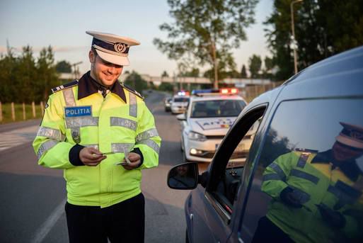 De ce ating polițiștii un far al maşinii atunci când opresc un șofer