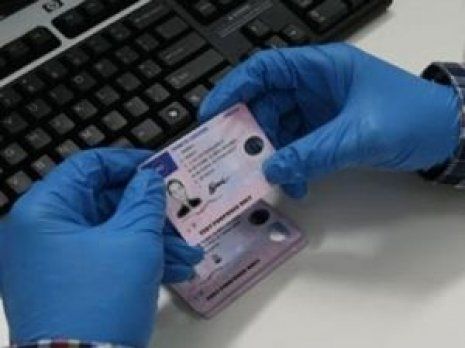 Doi cetățeni străini, prinși la frontieră cu permise de conducere false. 