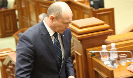 Guvernul condus de liberal-democratul Valeriu Streleţ a căzut joi, la mai puţin de 100 de zile de la învestire.