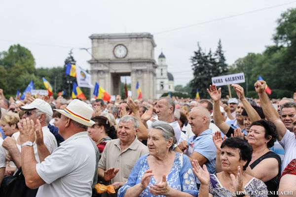 Marea Adunare Națională care a avut loc ieri în centrul capitalei a adunat zeci de cetățeni nemulțumiți de situația din țară.
