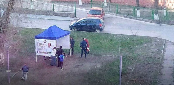 Сторонники Нэстасе ведут агитацию на спортивных площадках.