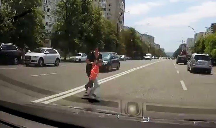 Рискованное пересечение матерью с ребенком дороги вызвало возмущение водителя.