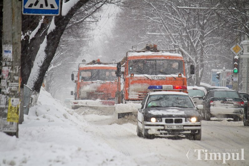 Ninsoarea care cerne fără încetare de aseară a acoperit cu zăpadă întreaga ţară.