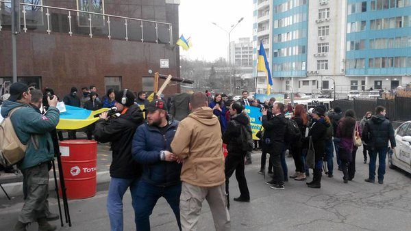 В Одессе митингующие в поддержку Надежды Савченко забросали консульство РФ яйцами. Фото: pushkinska.net