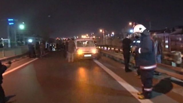 Самодельная бомба сработала накануне в 100 метрах от станции метро на эстакаде.