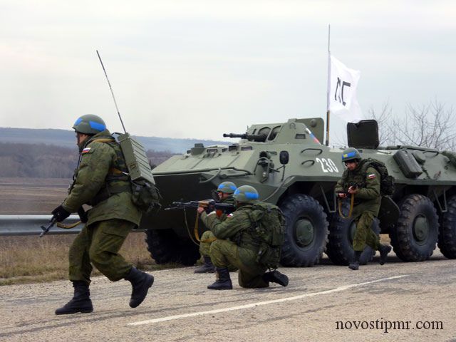 Миротворцы развернули подвижный узел и оказали помощь в замене и ремонте неисправных средств связи.
